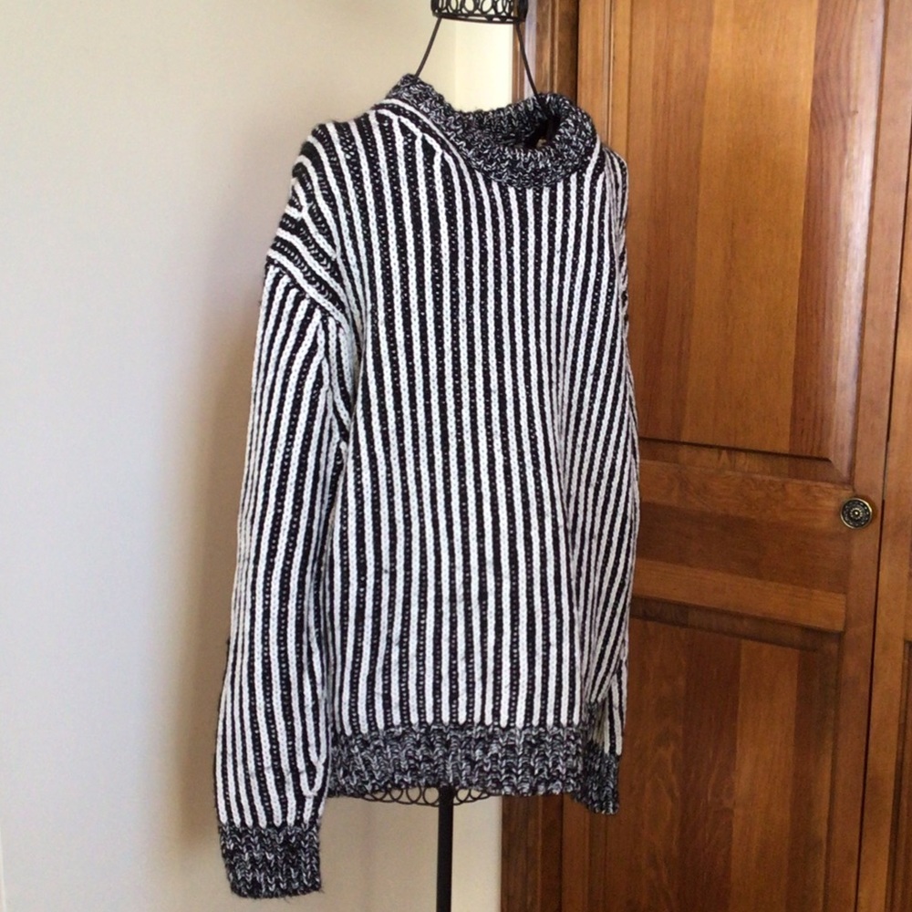 Elizabeth and James plaited crew neck Sweater, Size Large - Picture 7 of 8